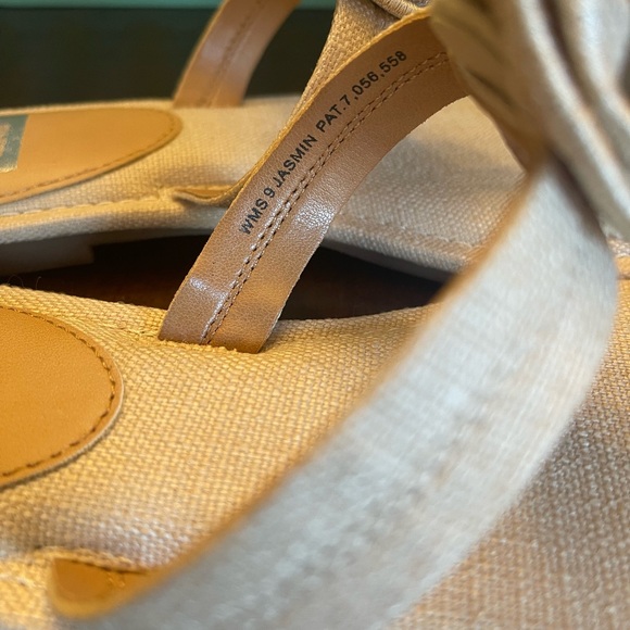 NWOT DV by Dolce Vita Women's Cream Sandals with Floral Design - Picture 7 of 8